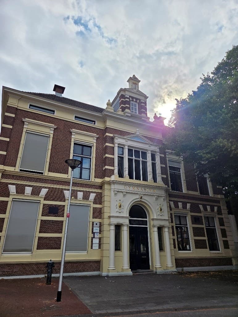 Het gebouw aan de Barbarasteeg in Delft, gezien vanaf de straat